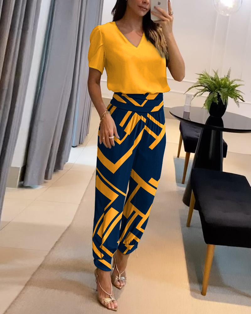 🥰【Top+Pantaloni】 Costum casual de dama din doua piese cu modelSet din două piese de pantaloni cu mânecă scurtă cu decolteu în V imprimați pentru femei