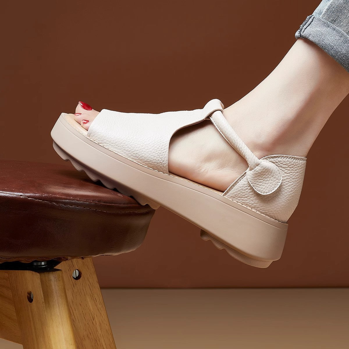 🔥👡【35-40】Rimske sandale od prave kože s uskim uzorkom, debeli potplat, retro stil, novi stil za ljeto 2025.