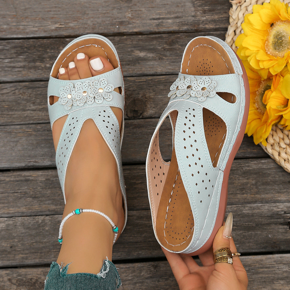 👡【Dostupno u 7 boja】🔥【Ljetni popust】💓Moderne sandale s mekim potplatom i šupljim klinovima, trodimenzionalno cvijeće