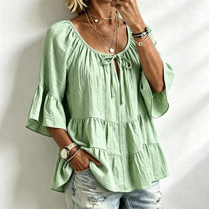 Elegantna ženska bluza s volanima i vezicom oko dekoltea, zvonasti rukavi do tri četvrtine, teksturirana košulja u boho-chic stilu, ležerni peplum uzorak