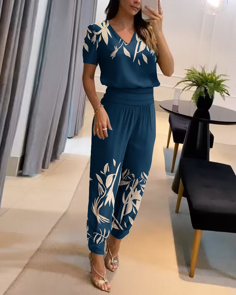 🥰【Top+Pantaloni】 Costum casual de dama din doua piese cu modelSet din două piese de pantaloni cu mânecă scurtă cu decolteu în V imprimați pentru femei