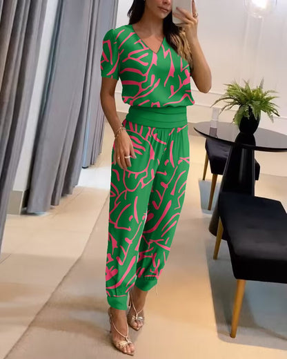 🥰【Top+Pantaloni】 Costum casual de dama din doua piese cu modelSet din două piese de pantaloni cu mânecă scurtă cu decolteu în V imprimați pentru femei
