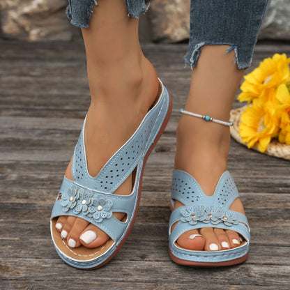 👡【Dostupno u 7 boja】🔥【Ljetni popust】💓Moderne sandale s mekim potplatom i šupljim klinovima, trodimenzionalno cvijeće