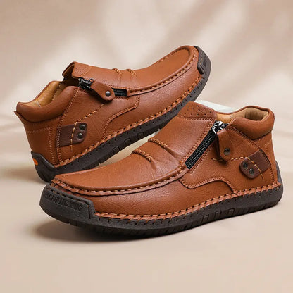 👞【Veľkosti 38-48】Pánske kožené čižmy, ručne vyrobené z vysoko kvalitnej kože, protišmykové, s podporou klenby.