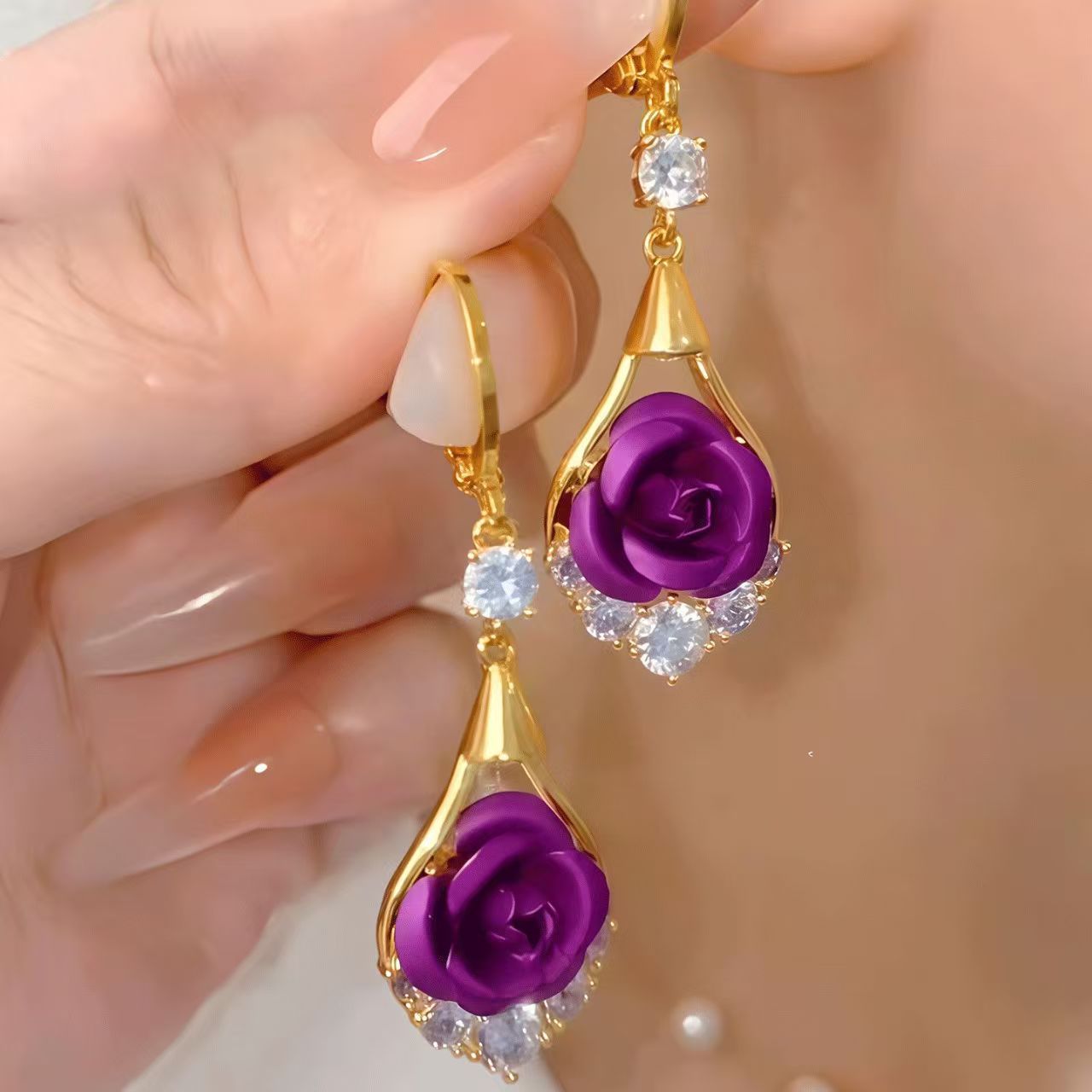 🌹✨【Kup 1 parę, a drugą dostaniesz gratis】Luksusowe, eleganckie kolczyki z różami wysadzane diamentami