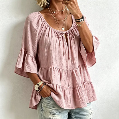 Elegantna ženska bluza s volanima i vezicom oko dekoltea, zvonasti rukavi do tri četvrtine, teksturirana košulja u boho-chic stilu, ležerni peplum uzorak